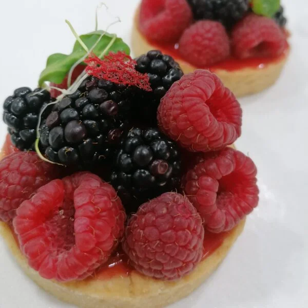 tartaletas frutos rojos en fuente palmera cordoba